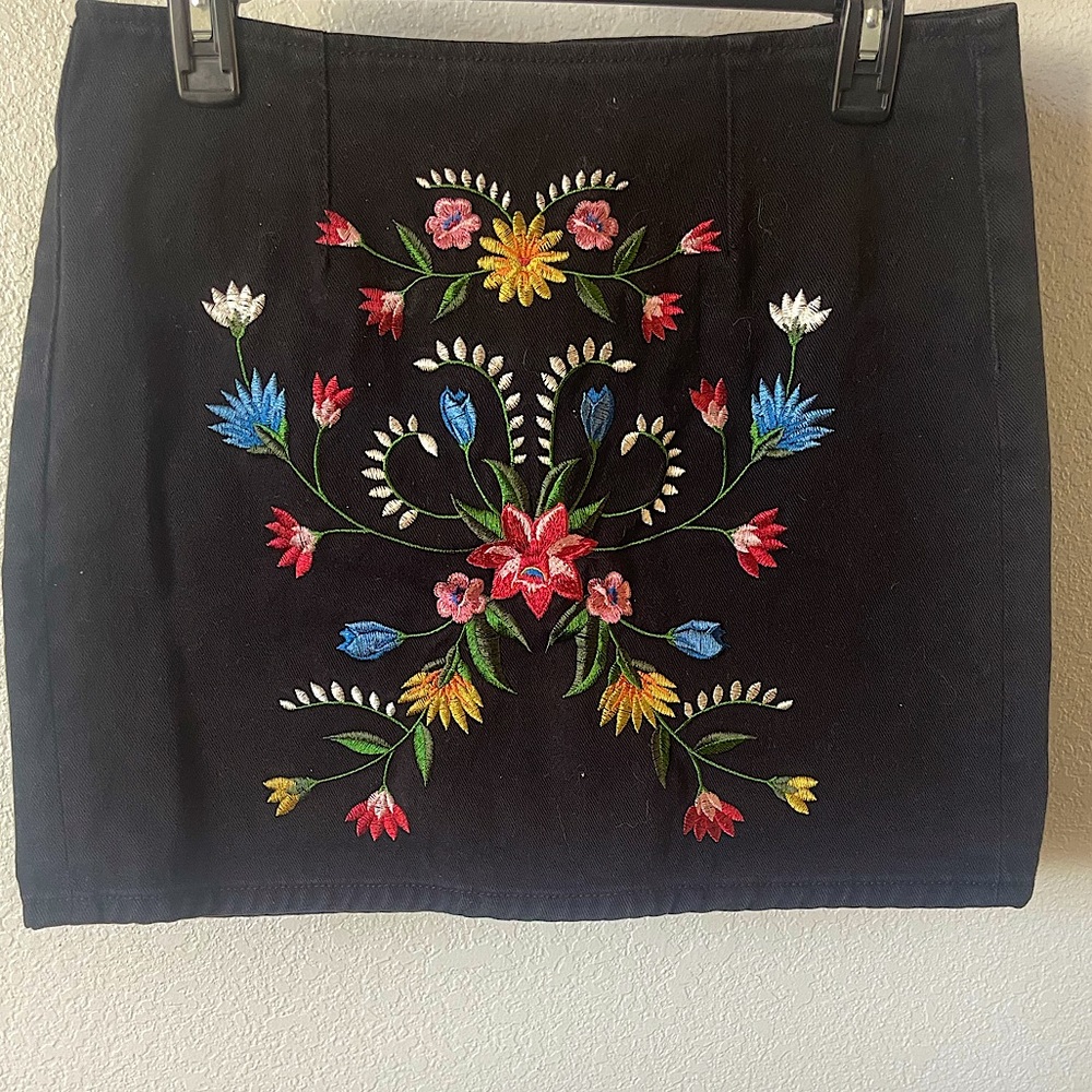 Embroidered black mini skirt
